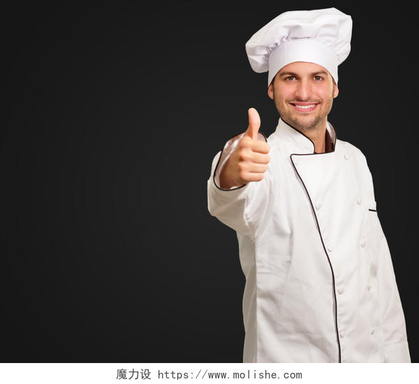 男厨师在黑色背景上竖起大拇指加油点赞点赞手势